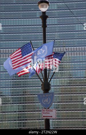 Blick über die 1st Avenue auf der 45th Street auf das UN-Gebäude in Manhattan, New York City. Stockfoto