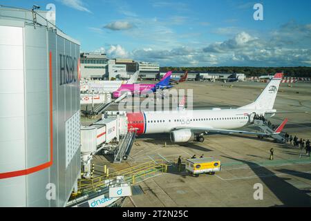 Gatwick, Großbritannien, 20. Oktober 2023. Passagiere, die einen Flug am Flughafen Gatwick besteigen. Millionen von Reisenden werden heute erwartet, da der Halbzeitaufenthalt beginnt. Credit amer Gazzal/Alamy Live News Stockfoto