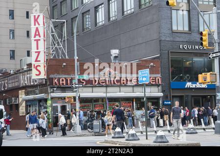 Die Leute stehen vor dem berühmten Katz's DelicatessinPeople stehen mittags an der Ecke Houston Street und Ludlow Street auf der Lower East Side von Manhattan in New York City vor dem berühmten Katz's Delicatessen. Stockfoto