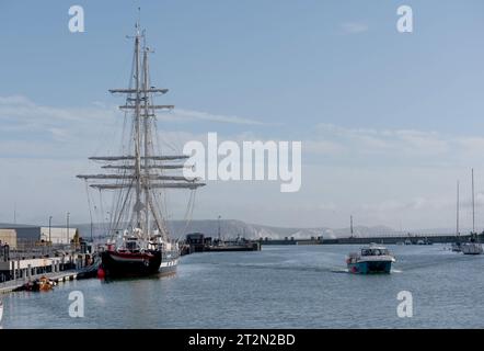 Das große Schiff TS Royalist ist neben dem Hafen von Weymouth, Dorset, England, Großbritannien Stockfoto