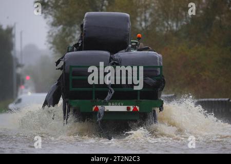 Allerton Bywater, Großbritannien. Oktober 2023. Ein Traktor fährt durch die überflutete Barnsdale Road in Leeds, nachdem der Fluss Aire seine Ufer platzt, als Storm Babet am 20. Oktober 2023 in Allerton Bywater, Allerton Bywater, Großbritannien, in Allerton Bywater, Großbritannien, am 20. Oktober 2023 (Foto: James Heaton/News Images) in Allerton Bywater, Vereinigtes Königreich, stürzt. (Foto: James Heaton/News Images/SIPA USA) Credit: SIPA USA/Alamy Live News Stockfoto