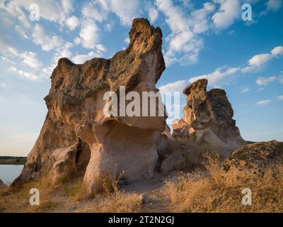 Historische Forty Treppen Rock und Phrygian Rock Chambers am Lake Emre. Phrygisches Tal. Reiseziele in der Türkei. Ihsaniye Bezirk, Afyonkarahisa Stockfoto