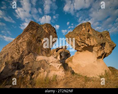 Historische Forty Treppen Rock und Phrygian Rock Chambers am Lake Emre. Phrygisches Tal. Reiseziele in der Türkei. Ihsaniye Bezirk, Afyonkarahisa Stockfoto