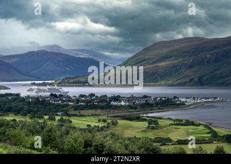 Ullapool in den schottischen Highlands ist ein wichtiger Fährhafen für die Äußeren Hebriden. Stockfoto