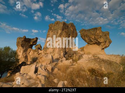 Historische Forty Treppen Rock und Phrygian Rock Chambers am Lake Emre. Phrygisches Tal. Reiseziele in der Türkei. Ihsaniye Bezirk, Afyonkarahisa Stockfoto