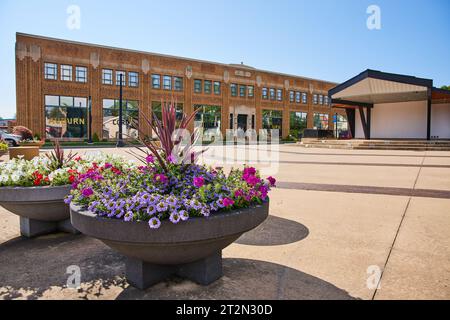 Bunte Blumen in Töpfen vor dem Auburn Cord Duesenberg Museum Stockfoto