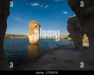 Historische Forty Treppen Rock und Phrygian Rock Chambers am Lake Emre. Phrygisches Tal. Reiseziele in der Türkei. Ihsaniye Bezirk, Afyonkarahisa Stockfoto