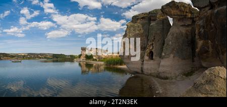 Historische Forty Treppen Rock und Phrygian Rock Chambers am Lake Emre. Phrygisches Tal. Reiseziele in der Türkei. Ihsaniye Bezirk, Afyonkarahisa Stockfoto