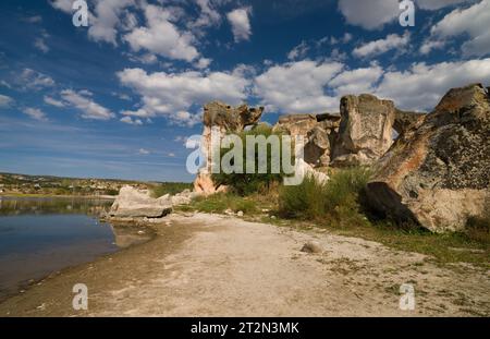 Historische Forty Treppen Rock und Phrygian Rock Chambers am Lake Emre. Phrygisches Tal. Reiseziele in der Türkei. Ihsaniye Bezirk, Afyonkarahisa Stockfoto