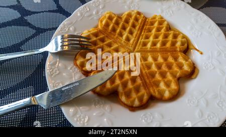 Waffeln auf weißem Teller Stockfoto