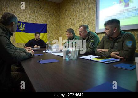 Cherson, Ukraine. Oktober 2023. Der ukrainische Präsident Wolodymyr Zelenskyj hört ein Briefing des Oberbefehlshabers der Streitkräfte, General Valerii Zaluzhnyi, 3. Rechts, während eines Besuchs an den Frontlinien am 20. Oktober 2023 in der Oblast Cherson, Ukraine. Quelle: Pool Photo/Ukrainische Präsidentenpresse/Alamy Live News Stockfoto