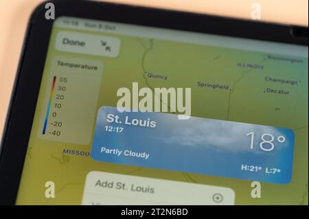 New York, USA – 8. Oktober 2023: Überprüfung der Temperatur in St. Louis City auf der Online-App ipad Tablet-Bildschirm Nahansicht Stockfoto