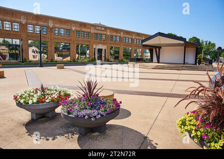 Leerer Eingang des Auburn Cord Duesenberg Museums draußen an hellen Sommertagen mit Blumen Stockfoto