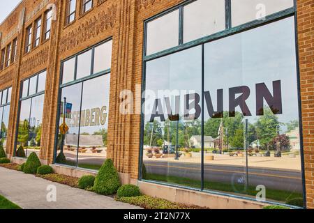 Aufkleber von Auburn Cord Duesenberg an Gebäudefenstern Stockfoto