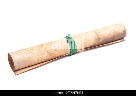 Rolle von Vintage-Papier gebunden mit grünem Band isoliert auf weiß Stockfoto