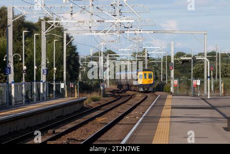 Northern Rail Class 319 Elektrozug in Kirkham und Wesham mit rotem LED-Signal und Fahrleitung Stockfoto