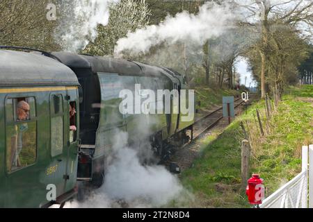 Die Dampflokomotive „Battle of Britain Class“ 34072 überquert den Bahnübergang an der Wittersham Road Station auf der historischen Kent & East Sussex Railway Stockfoto