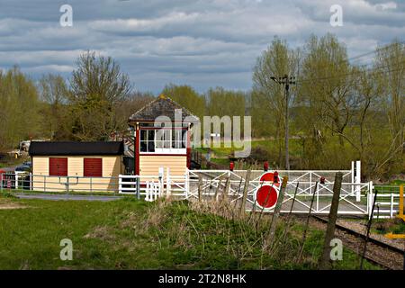 Der Bahnübergang und die Beschilderung am Bahnhof Wittersham Road an der Kent & East Sussex Railway Stockfoto