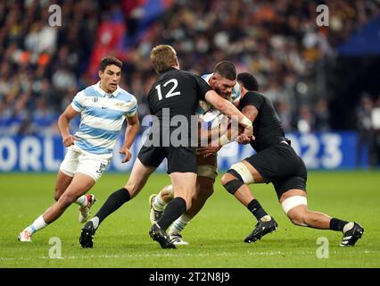 Argentinier Marcos Kremer (Mitte), die im Halbfinalspiel der Rugby-Weltmeisterschaft 2023 im Stade de France, Saint Denis, gegen die Neuseeländer Jordie Barrett (links) und Shannon Frizell (rechts) angetreten wurden. Bilddatum: Freitag, 20. Oktober 2023. Stockfoto