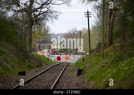 Der Bahnübergang und die Beschilderung am Bahnhof Wittersham Road an der Kent & East Sussex Railway Stockfoto