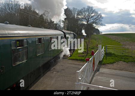 Die Dampflokomotive „Battle of Britain Class“ 34072 überquert die Kreuzung an der Wittersham Road Station auf der historischen Kent & East Sussex Railway Stockfoto