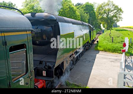 Die Dampflokomotive „Battle of Britain Class“ 34072 überquert die Kreuzung an der Wittersham Road Station auf der historischen Kent & East Sussex Railway Stockfoto