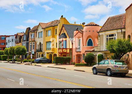 Blick auf die Straße von San Francisco farbenfrohe moderne Häuser in verschiedenen Farben Stockfoto