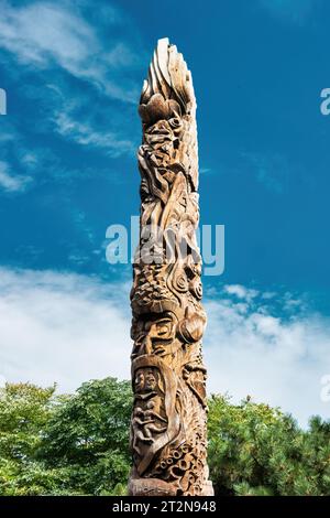 Das Traumwerk des Whales Totem Pol befindet sich im Little Norway Park in der Innenstadt von Toronto, entworfen von der Westküstenkünstlerin Georganna Malloff. Stockfoto