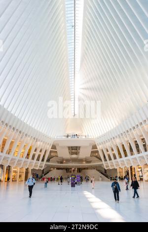 Die Leute laufen im Oculus Center in New York City, USA. Stockfoto