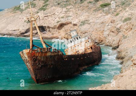 Amorgos Island, Kykladen, Griechenland. August 2008. Bild mit dem Wrack eines Handelsschiffes in der Nähe des Kalotaritissa Strandes Stockfoto