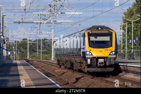 Northern Rail CAF Class 195 Diesel-Triebzug am Bahnhof Kirkham und Wesham auf der Fylde-Strecke Stockfoto