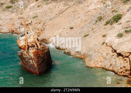 Amorgos Island, Kykladen, Griechenland. August 2008. Bild mit dem Wrack eines Handelsschiffes in der Nähe des Kalotaritissa Strandes Stockfoto