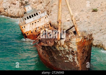 Amorgos Island, Kykladen, Griechenland. August 2008. Bild mit dem Wrack eines Handelsschiffes in der Nähe des Kalotaritissa Strandes Stockfoto