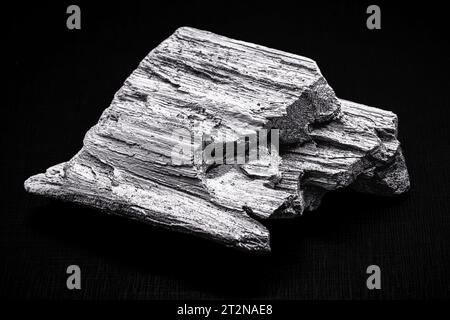 Tellur ist ein festes chemisches Element, das in der Metallurgie in Legierungen für Gusseisen, Edelstahl, Kupfer und Bleilegierungen verwendet wird. Stockfoto