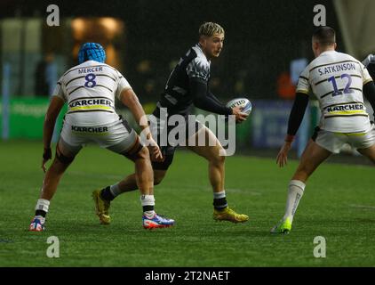 Newcastle, Großbritannien. Oktober 2023. Ben Stevenson von Newcastle Falcons nimmt am Freitag, den 20. Oktober 2023, im Kingston Park in Newcastle gegen Gloucester Rugby die Verteidigung von Gloucester auf. (Foto: Chris Lishman | MI News) Credit: MI News & Sport /Alamy Live News Stockfoto