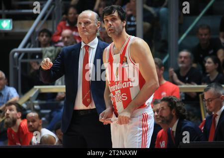 Bologna, Italien. Oktober 2023. Dusko Ivanovic (Cheftrainer von Crvena Zvezda Meridianbet Belgrad) und Milos Teodosic (Crvena Zvezda Meridianbet Belgrad) während des Basketball-Europameisterschaftsspiels Segafredo Virtus Bologna vs. Crvena Zvezda Meridianbet Belgrad - Bologna, 20. Oktober 2023 im Paladozza Sportpalast - Foto: Corrispondente Bologna Live News Stockfoto