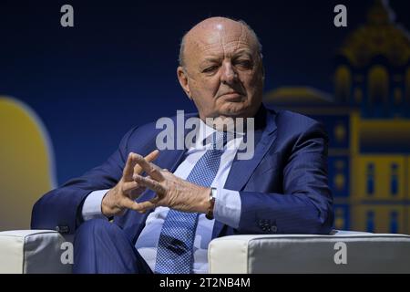 Turin, Italien. 20. Oktober 2023. Gilberto Pichetto Fratin, italienischer Minister für Umwelt und Energiesicherheit, blickt auf den nationalen Kongress der Wirtschaftsprüfer und Rechnungslegungsexperten "Lavoriamo insieme per il nostro futuro" (gemeinsam für unsere Zukunft arbeiten). Quelle: Nicolò Campo/Alamy Live News Stockfoto