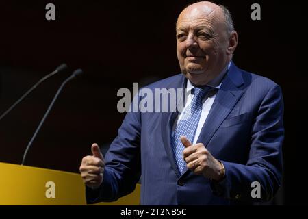 Turin, Italien. 20. Oktober 2023. Gilberto Pichetto Fratin, italienischer Minister für Umwelt und Energiesicherheit, gibt Gesten während des nationalen Kongresses der Wirtschaftsprüfer und Rechnungslegungsexperten „Lavoriamo insieme per il nostro futuro“ (gemeinsam für unsere Zukunft arbeiten). Quelle: Nicolò Campo/Alamy Live News Stockfoto