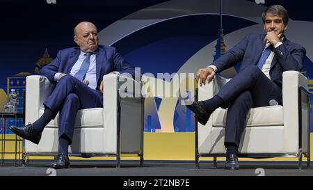 Turin, Italien. 20. Oktober 2023. Gilberto Pichetto Fratin (L), italienischer Minister für Umwelt und Energiesicherheit, und Raffaele Fitto, italienischer Minister für europäische Angelegenheiten, werden während des nationalen Kongresses der Wirtschaftsprüfer und Rechnungslegungsexperten „Lavoriamo insieme per il nostro futuro“ (gemeinsam für unsere Zukunft arbeiten) gesehen. Quelle: Nicolò Campo/Alamy Live News Stockfoto