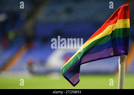 Birkenhead, Großbritannien. Oktober 2023. Allgemeine Ansicht der Tranmere Rovers Regenbogen-Eckflagge. EFL Skybet Football League Two Match, Tranmere Rovers gegen Doncaster Rovers im Prenton Park, Birkenhead, Wirral am Freitag, den 20. Oktober 2023. Dieses Bild darf nur für redaktionelle Zwecke verwendet werden. Nur redaktionelle Verwendung, .PIC von Chris Stading/ Credit: Andrew Orchard Sportfotografie/Alamy Live News Stockfoto