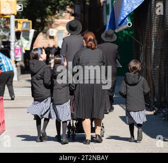 Chassidische Mode. Männer und Töchter gleichermaßen gekleidet. Auf der Bedford Avenue in Brooklyn. Stockfoto