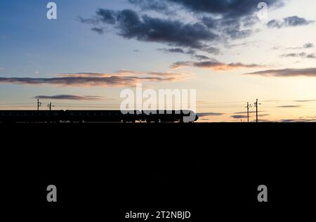 Die Lokomotive Services Blue Pullman Luxus-Dining-Zug auf der Westküste mit einer Silhouette bei Sonnenuntergang ist ein umgebauter Intercity 125. Stockfoto