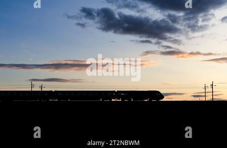 Die Lokomotive Services Blue Pullman Luxus-Dining-Zug auf der Westküste mit einer Silhouette bei Sonnenuntergang ist ein umgebauter Intercity 125. Stockfoto