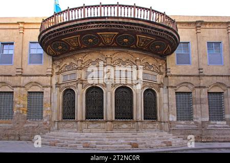 Kairo, Ägypten - März 01, 2010: Qalawun komplexe Gebäude an Muizz Al Moez Ldin Allah Al Fatimi Straße in das islamische Kairo, Ägypten. Stockfoto