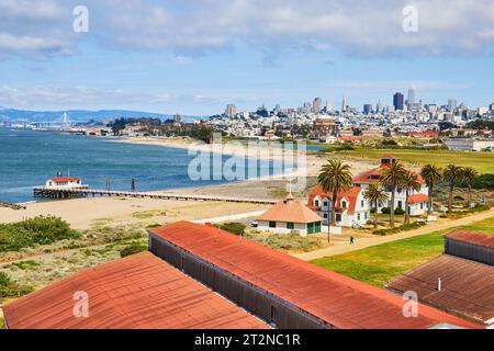 San Francisco Bay mit Pier und Downtown in der Ferne Stockfoto