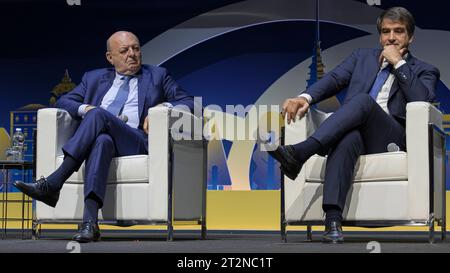 Der Kongress der Wirtschaftsprüfer Gilberto Pichetto Fratin L, italienischer Minister für Umwelt und Energiesicherheit, und Raffaele Fitto, italienischer Minister für europäische Angelegenheiten, werden während des nationalen Kongresses der Wirtschaftsprüfer und Buchhaltungsexperten Lavoriamo insieme per il nostro futuro gesehen. Turin Italien Copyright: xNicolòxCampox Credit: Imago/Alamy Live News Stockfoto