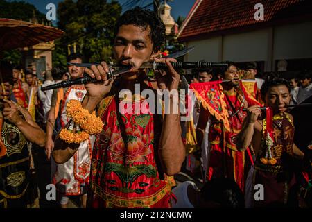 Bangkok, Bangkok, Thailand. Oktober 2023. 20. Oktober 2023, Trang, Thailand, Ein Anhänger des Kieo Ong La Chinese Schreins, mit durchstochenem Gesicht, nimmt an einer Prozession Teil, die das jährliche vegetarische Festival in Trang feiert. (Kreditbild: © Wissarut Weerasopon/ZUMA Press Wire) NUR REDAKTIONELLE VERWENDUNG! Nicht für kommerzielle ZWECKE! Stockfoto