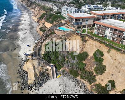 Blick aus der Vogelperspektive auf Del Mar Shores, kalifornische Küstenklippen und Haus mit blauem Pazifik. San Diego County, Kalifornien, USA Stockfoto