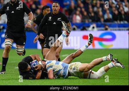 Julien Mattia/Le Pictorium - Argentinien gegen Neuseeland im Stade de, Frankreich. Oktober 2023. Frankreich/seine-Saint-Denis/Saint-Denis - Plaquage beim Halbfinale der Rugby-Weltmeisterschaft zwischen Argentinien und Neuseeland im Stade de France am 20. Oktober 2023. Quelle: LE PICTORIUM/Alamy Live News Stockfoto