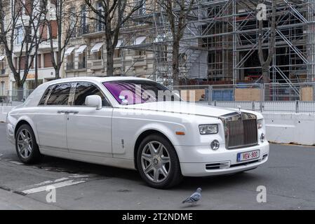 Paris, Frankreich - White Rolls-Royce Phantom parkt auf der Straße. Stockfoto